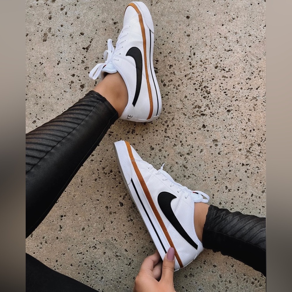 Nike court legacy women’s 10 NIB
White, black, ochre